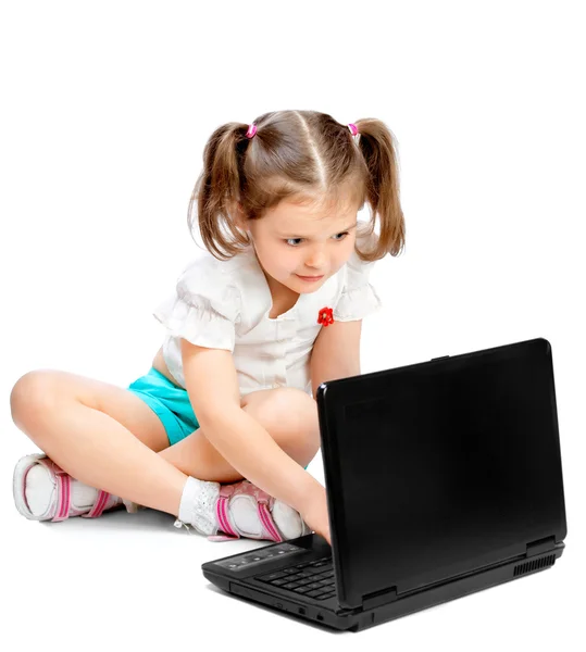 Dziewczynka siedzi przy komputerze — Zdjęcie stockowe