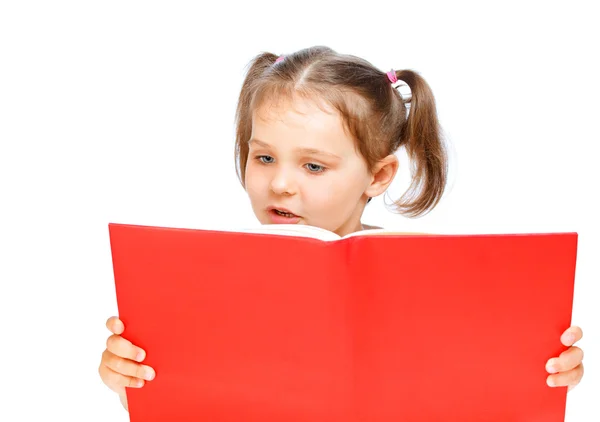 Vacker flicka läsa en bok — Stockfoto