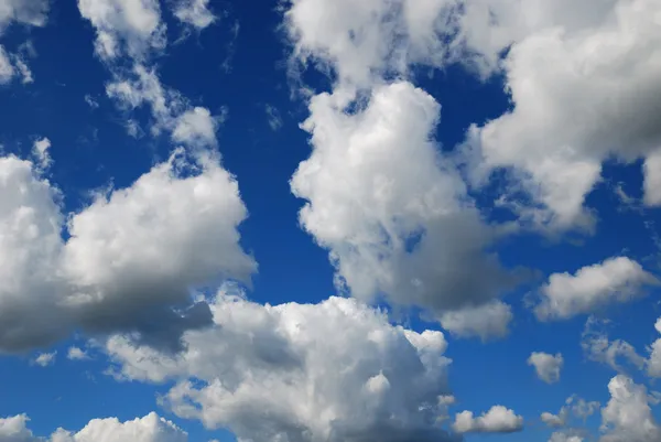Wolken aan de hemel in de zomer. — Stockfoto