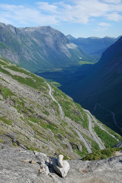Pendiente de montaña con carretera serpentina. Trollstigen . —  Fotos de Stock