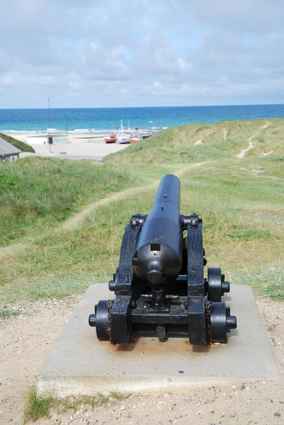 Veraltete Kanone an der dänischen Küste. — Stockfoto