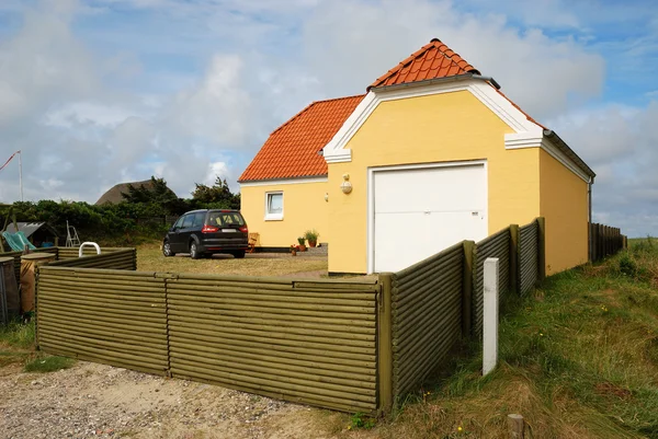 Casa geminada na costa da Dinamarca . — Fotografia de Stock