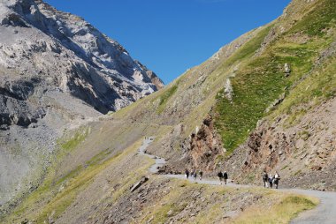 yol boyunca dağ col de tentes yürüyüşçü.