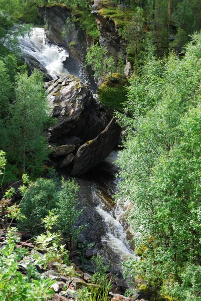 Cachoeira com uma grande pedra no meio . — Fotografia de Stock