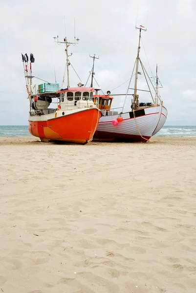 Barcos de pesca en la costa de arena . —  Fotos de Stock