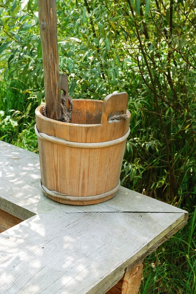 Drewniane wiaderko na tradycyjne ukraińskie dobrze — Zdjęcie stockowe