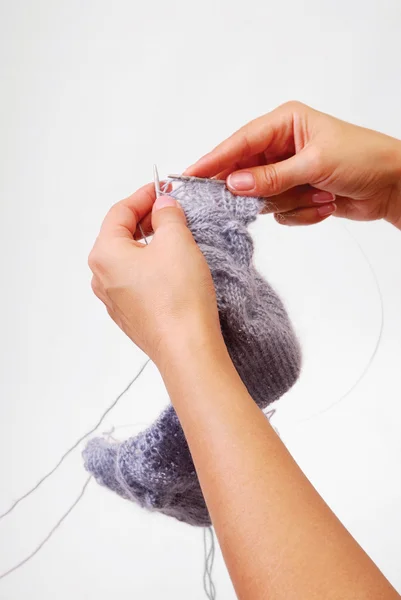 Žena ruce, pletení izolované na bílém — Stock fotografie