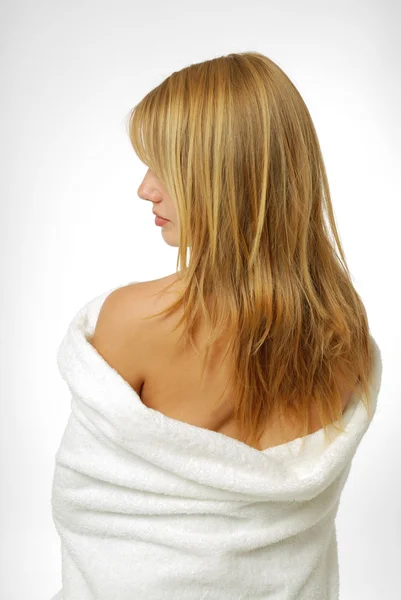 Vista trasera de una mujer en una toalla de baño — Foto de Stock