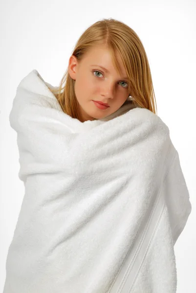 Счастливая девушка в полотенце — стоковое фото