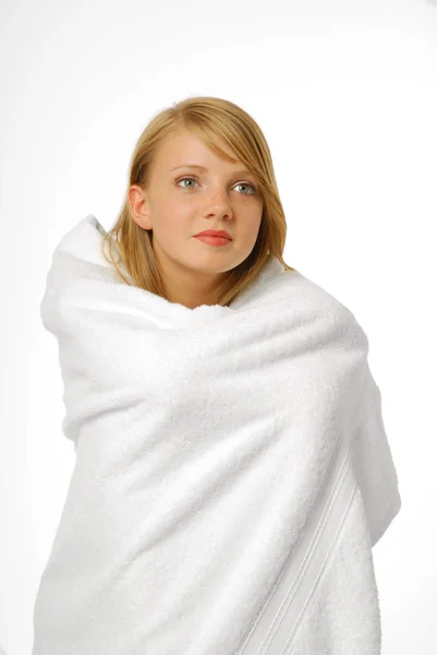 Gelukkig meisje in een badhanddoek — Stockfoto