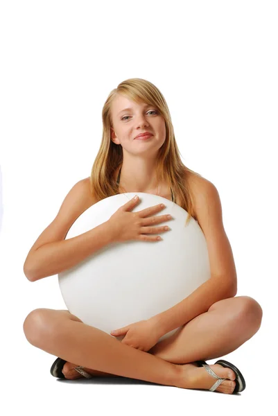 Chica desnuda sentada con las piernas cruzadas con objeto círculo blanco — Foto de Stock