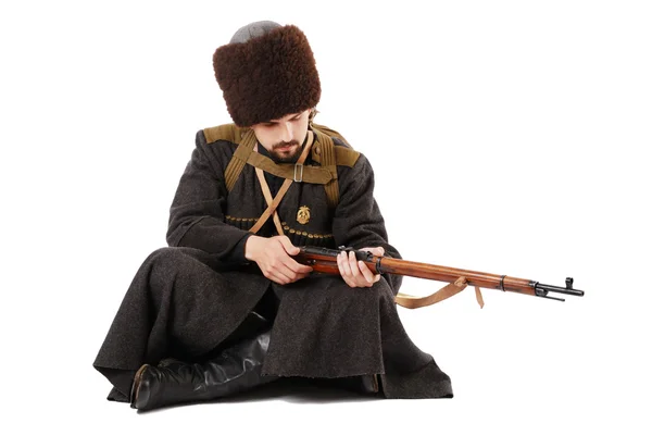 Orosz Kozák ellenőrzést egy puska, hogy ülő testhelyzetben. élő történelem. — Stock Fotó