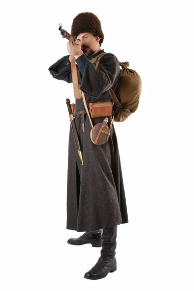 Człowiek w strój vintage rosyjski Kozak punktów karabin. — Zdjęcie stockowe
