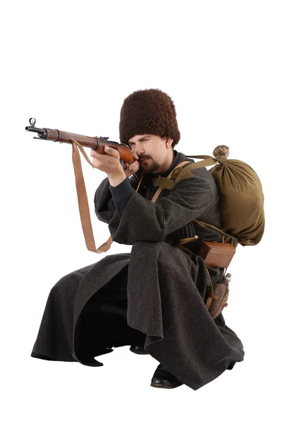 ロシアのコサックしゃがむ位置でライフル銃を指しています。生きています。 — ストック写真