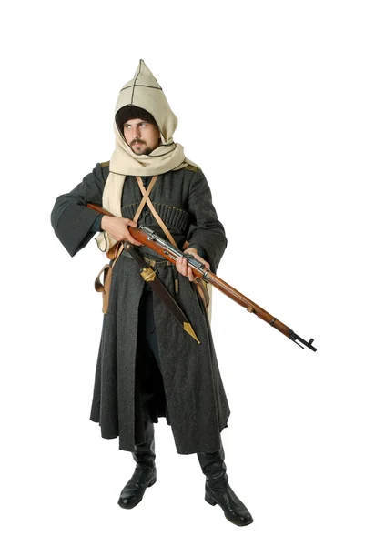 Uomo in costume vintage di cosacco russo con fucile . — Foto Stock