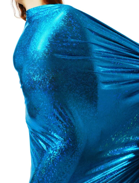 Vrouwelijk lichaam uitsteekt blauw doek, geïsoleerd op wit — Stockfoto