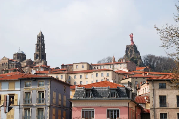Paesaggio urbano europeo con scultura torreggiante — Foto Stock