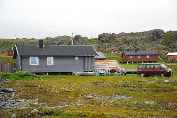 Noorse vissersdorp in de zomer. Finnmark. — Stockfoto