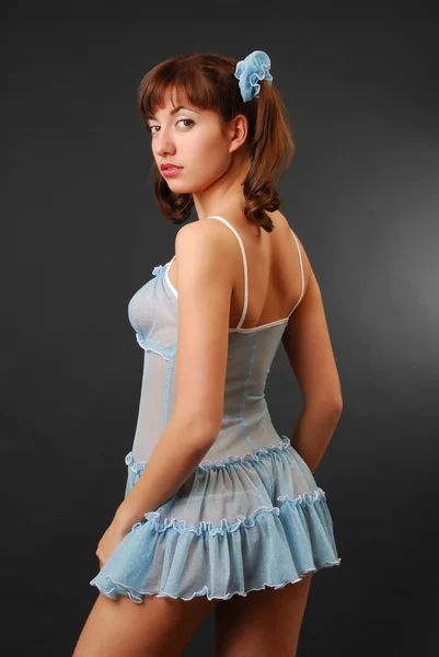 Žena v krátké průhledné šaty. — Stock fotografie