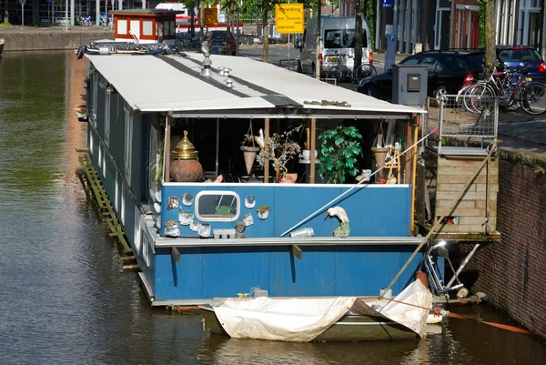 Husbåt i den nederlandske byen . – stockfoto