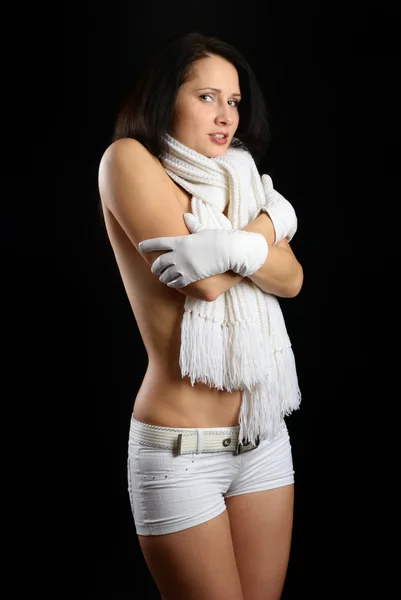 Shivering vrouw in warme sjaal, korte broek en handschoenen. Stockfoto
