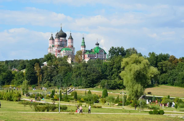 Het feofaniya park met orthodoxe kathedraal. — Stockfoto