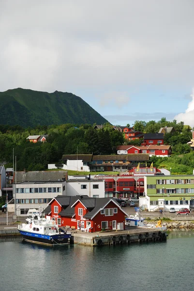Norvég város által a fjord kis wharf — Stock Fotó
