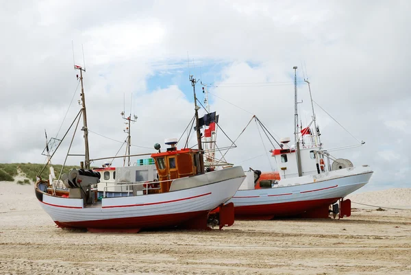 Barche da pesca sulla spiaggia di sabbia . — Foto Stock
