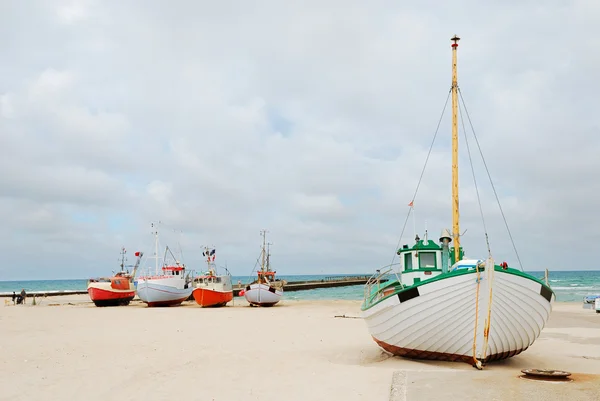 Fischerboote an der Sandküste. — Stockfoto
