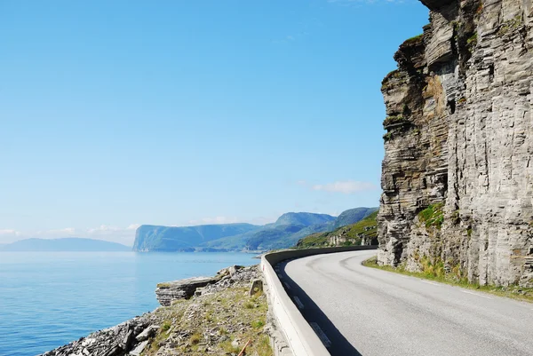 Summer road along the coast of Mageroya. — Stock Photo, Image