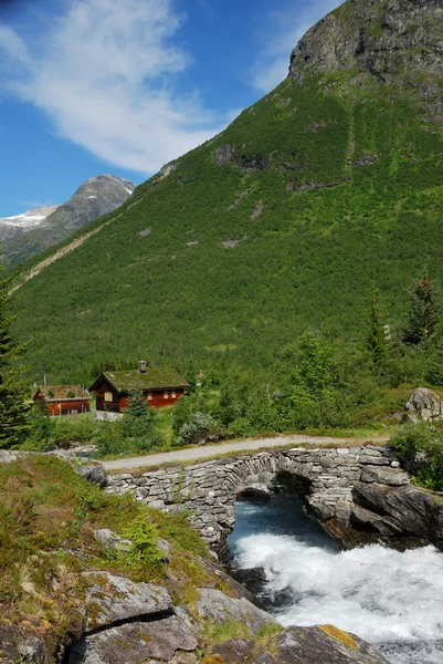 Mała wioska w górach Norwegii. — Zdjęcie stockowe