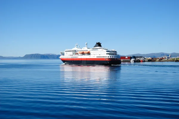 Prom na błękitne wody norweski fiord. — Zdjęcie stockowe