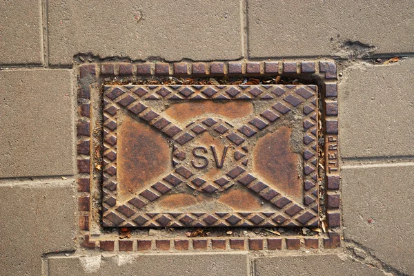 Rectangle sewer manhole on the pavement. — Stock Photo, Image