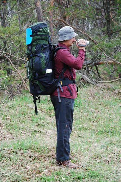 Hiker filming scenery. — Stock Photo, Image
