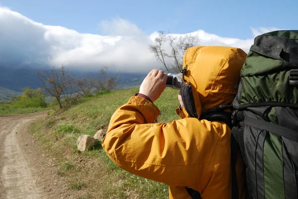 Hiker filming scenery. — Stock Photo, Image