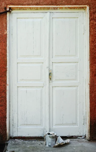 Gamla skalade dörren innan reparation. — Stockfoto