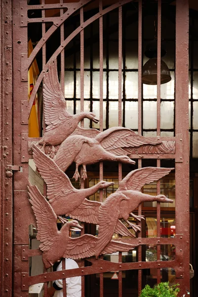 La puerta forjada del antiguo mercado de Besarabia — Foto de Stock