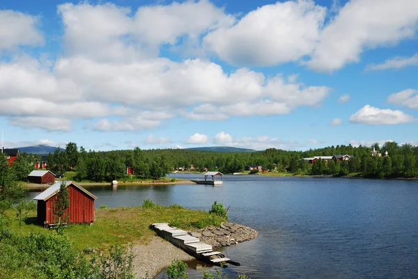 Летнее озеро в Швеции — стоковое фото
