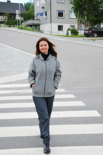 Mulher feliz na travessia de pedestres — Fotografia de Stock