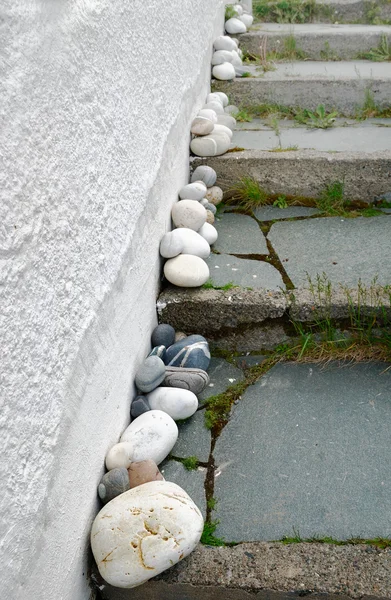 Каменная лестница возле белой стены — стоковое фото