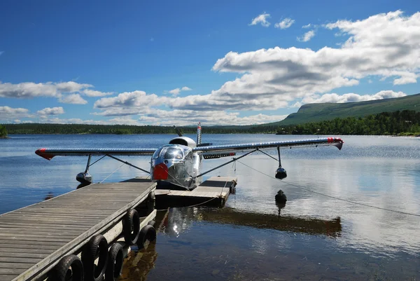 Hydroplanem do molo nad jeziorem. — Zdjęcie stockowe