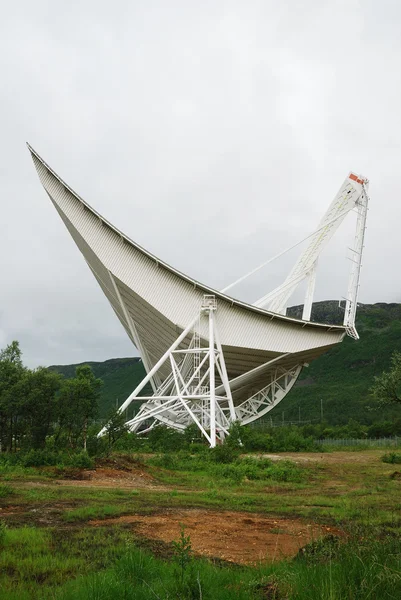 Grande radiotelescópio nas montanhas norueguesas . — Fotografia de Stock