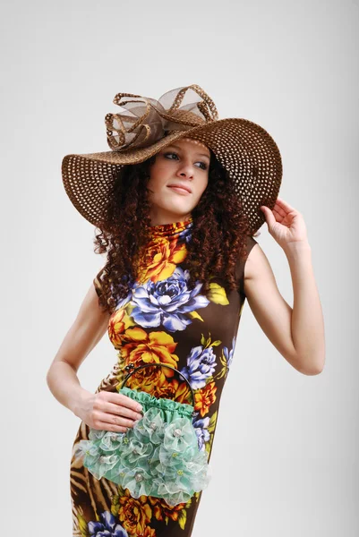 Menina bonita com uma bolsa e um chapéu . — Fotografia de Stock