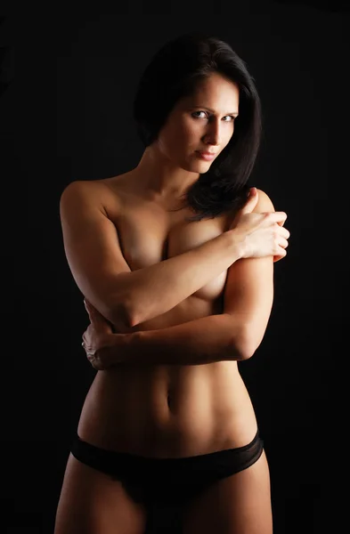 カバーする裸の女性の胸の彼女の腕 — ストック写真