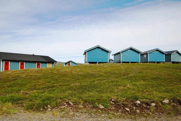 Casas de madeira de acampamento em Mageroya . — Fotografia de Stock