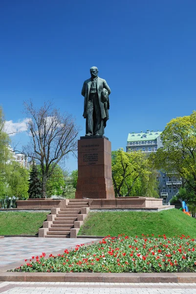 Monument of Shevchenko in spring public garden — Stock Photo, Image