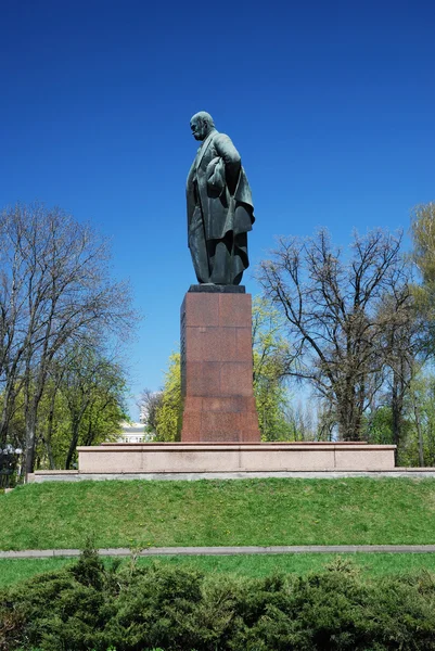 Monumento de Shevchenko em jardim público de primavera — Fotografia de Stock