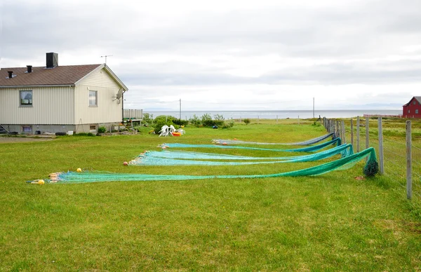 Patio noruego con casita y redes de pesca . —  Fotos de Stock