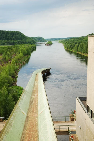 シベリアタイガ林における水力発電所と急速な川. — ストック写真