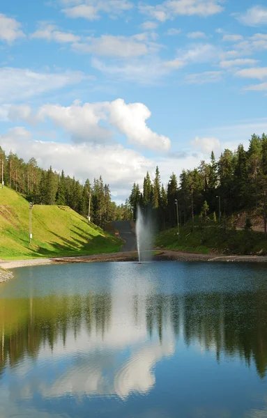 Lagoa de estância de esqui Ruka em verão . — Fotografia de Stock